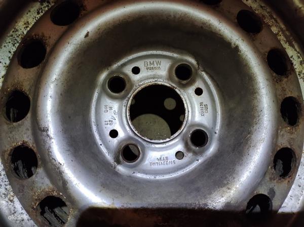 Оригинальные колеса BMW: железные диски с ламельной резиной (фото #2)