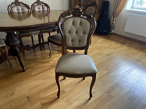 Klassikaline täispuidust söögilauakomplekt – laud + 6 nahkto (4 foto / 5)