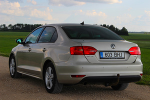 Volkswagen Jetta (4 foto / 10)