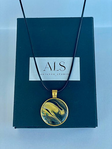Käsitsi valmistatud medaljon, teostatud fluid art tehnikas. (2 foto / 6)