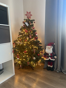 Kunstkuusk koos vanikute ja mänguasjadega (1 foto / 5)