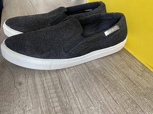 Guess (3 foto / 3)