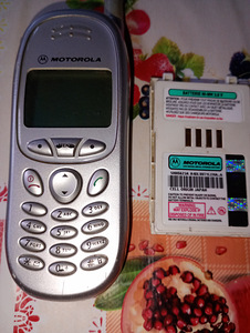 Кнопочные телефоны Motorola+ 2 Nokia без аккумулятора и заря (4 фото из 8)