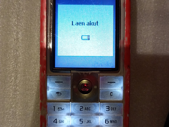Nupu telefon Sony Ericsson vana kuid heas töökorras