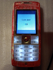Nupu telefon Sony Ericsson vana kuid heas töökorras (3 foto / 3)