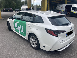 Аренда автомобиля в такси BOLT TOYOTA COROLLA HYBRID LPG (2 фото из 6)