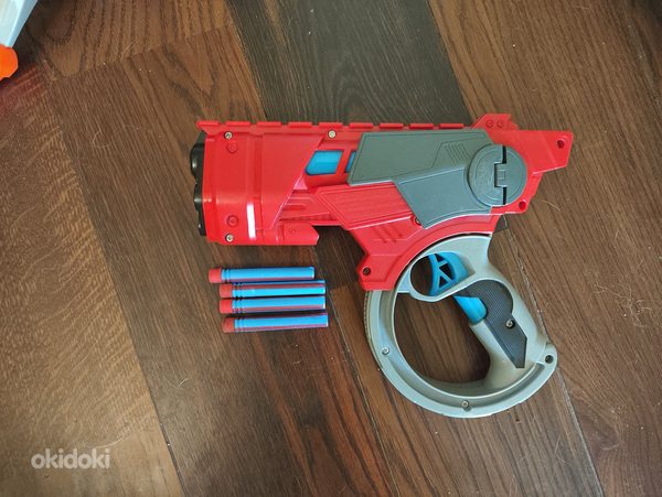 Nerf mängupüstol ja 4 kuuli.
