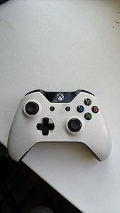 Беспроводной геймпад Xbox One (белый) (1 фото из 2)