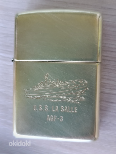 Зажигалка Zippo.