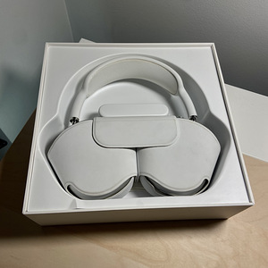 Airpods Max (5 фото из 9)