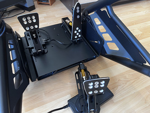 Moza R25 + CRP Pedals + PlayseatTrophy + 2 wheels + Shifter (3 foto / 10)