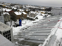 Lume ja jääpurikate puhastamine katustelt