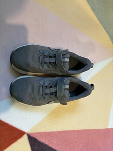 Nike krossovki,33 (6 фото из 6)