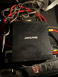 Alpine SWT-12S4 subwoofer ja Alpine BBX-T600 võimendi (2 foto / 3)