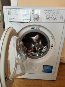 Стиральная машина Indesit .В хорошем состоянии (2 фото из 2)