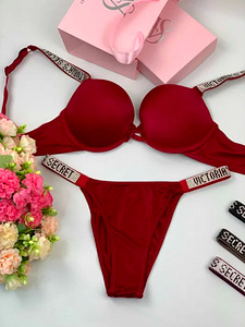 Victoria`s Secret aluspesu komplekt strassikividega (9 foto / 10)
