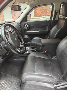 Dodge Nitro R/T 2.8 CDI 130kW (10 фото из 12)