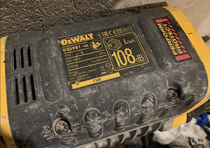 Lammutushaamer Dewalt D25981-QS (2 foto / 3)