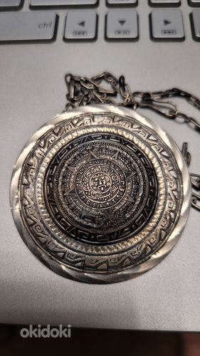 Серебряная брошь с изображением ацтекского календаря (фото #1)