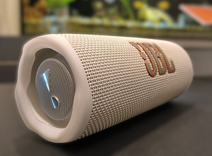 JBL FLIP 6. Белый (4 фото из 6)