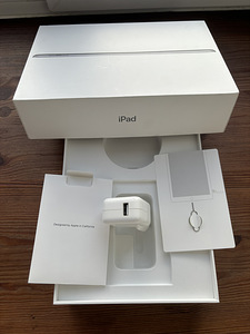 Apple iPad 9.7" (6th gen), Wi-Fi + Cellular, 32gb (2 foto / 5)