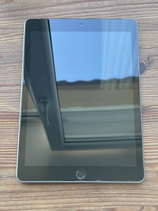 Apple iPad 9.7" (6th gen), Wi-Fi + Cellular, 32gb (3 foto / 5)