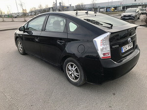 Toyota Prius (4 фото из 9)