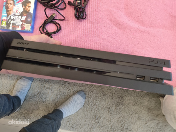 PS4 Pro 1tb + 2 gamepads+8 games