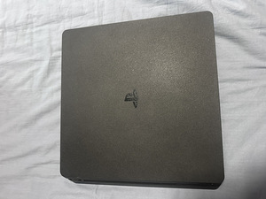 PlayStation 4 slim (1 foto / 8)