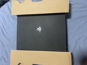PlayStation 4 slim (4 foto / 8)
