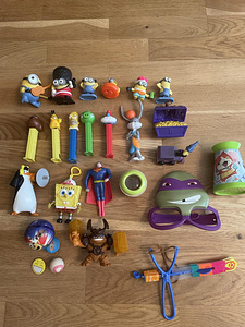 Разные мелкие игрушки + чемоданчик фокусника
