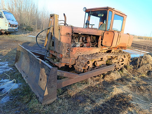 Müüa DT75 linttraktor sahaga. (2 foto / 6)
