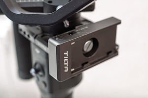 DJI RONIN S + FOCUS MOTOR + HANDLE + BATTERY MOUNTING (6 foto / 8)