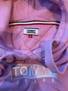Roosa Tommy Jeans kapuutsiga pusa, suurus S (2 foto / 3)