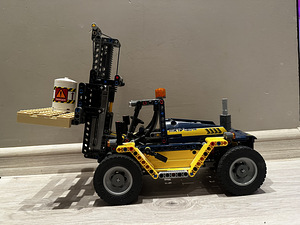 Lego 42079 Heavy duty forklift. Lego tõustuk. Лего погрузчик (2 фото из 3)