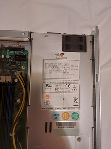 Server ja toiteplokid (3 foto / 6)