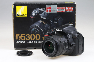 Цифровая зеркальная камера Nikon D5300 с объективом AF-P 18-55 мм. (2 фото из 4)