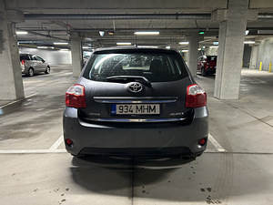 Toyota Auris (8 фото из 10)
