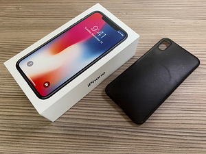 iPhone X 64GB Space Grey + новый оригинальный аккумулятор (2 фото из 3)