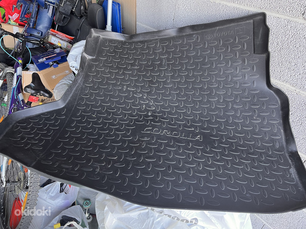 Резиновый коврик багажника toyota corolla (фото #1)