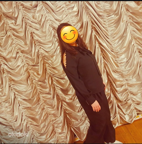 Блуза чёрного цвета с открытыми плечами,  застёжки с камнями