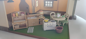 SYLVANIAN FAMILIES Suur maja+ pere+ mööbel (4 foto / 10)