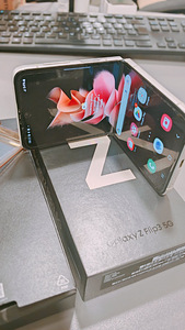Samsung Galaxy Flip3 (1 foto / 7)