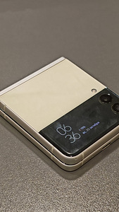 Samsung Galaxy Flip3 (3 foto / 7)