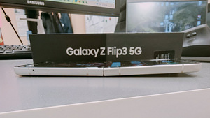 Samsung Galaxy Flip3 (6 foto / 7)
