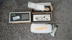 Bass Line Synthesizer Roland TB-03+Carrier Bag Roland  			