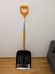 Fiskars лопата для снега НОВАЯ (1 фото из 6)