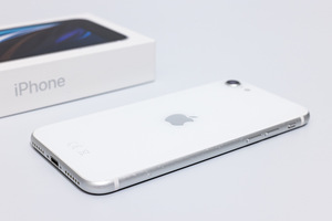 Apple iPhone SE 2020 128GB (White) (8 foto / 9)