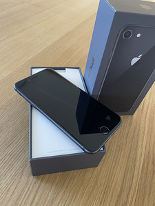 iPhone 8 64 ГБ «серый космос» (1 фото из 2)