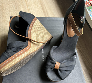 Tommy Hilfiger kingad (2 foto / 2)